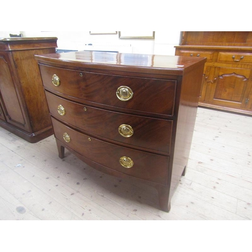 1490 - 19c MAHOGANY BOW FRONT CHEST OF THREE LONG DRAWERS ON SPLAYED LEGS 104 x 87 cms