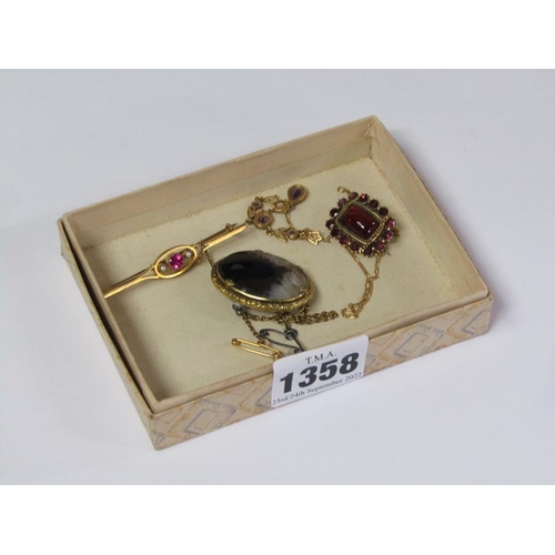 1358 - 19C GOLD RED STONE MOUNTED BROOCH; GOLD RUBY AND PEARL BAR BROOCH; GOLD AMETHYST SET PENDANT NECKLET... 