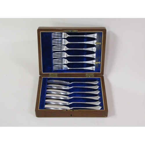 1531 - SMALL CANTEEN OF SIX PLATED FISH KNIVES AND FORKS