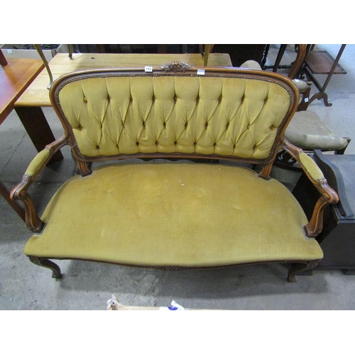 792 - BUTTON BACK SETTEE