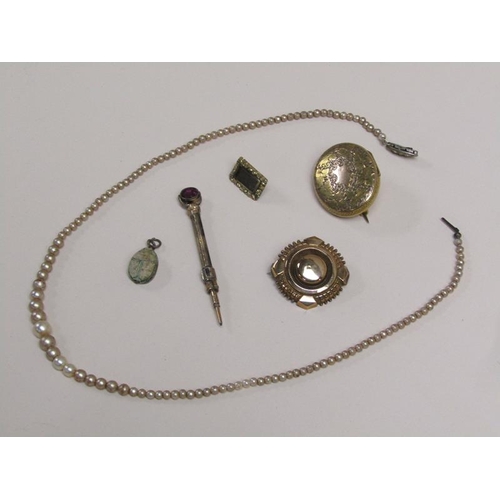 1547 - COLLECTION OF GOLD AND GILT METAL JEWELLERY TOGETHER WITH A STRING OF BEADS