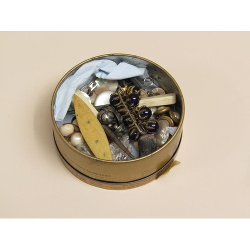 1566 - TIN CONTAINING EARLY 20TH AND 19 c SMALL OBJECTS INC. BUTTONS, NEEDLEWORK SHUTTLE, BUTTON HOOK AND S... 