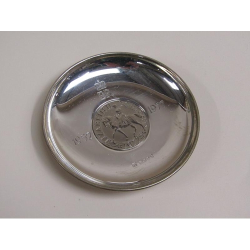 1583 - SILVER PILGRIM FATHERS MAYFLOWER DISH TOGETHER WITH QUEEN ELIZABETH II SILVER JUBILEE SILVER COMMEMO... 