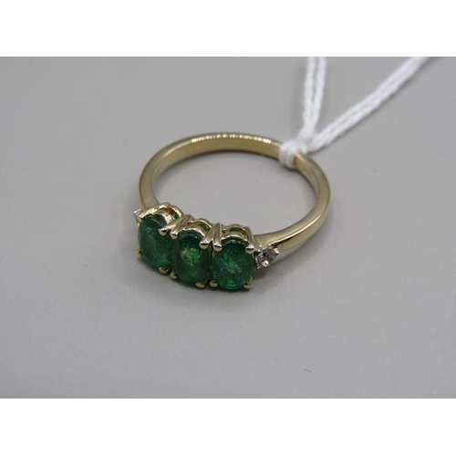 1587 - GOLD THREE STONE EMERALD SET RING, SIZE N 1/2