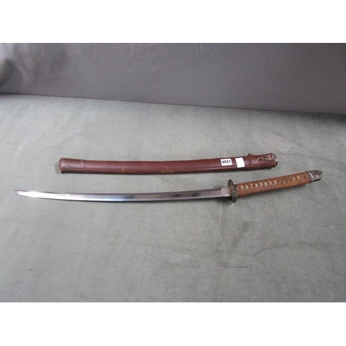 1206 - JAPANESE SWORD, 61CM BLADE, 86CM L OVERALL WITH A LEATHER SHEATH