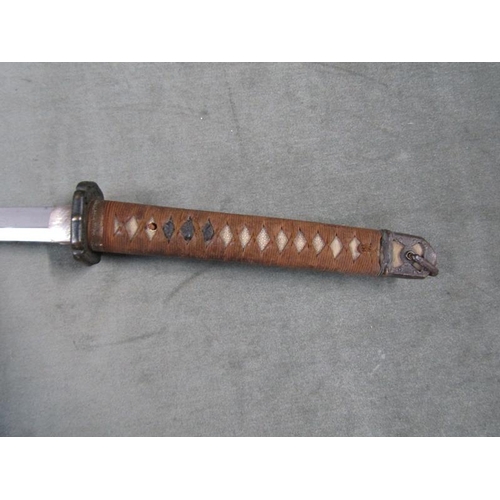 1206 - JAPANESE SWORD, 61CM BLADE, 86CM L OVERALL WITH A LEATHER SHEATH