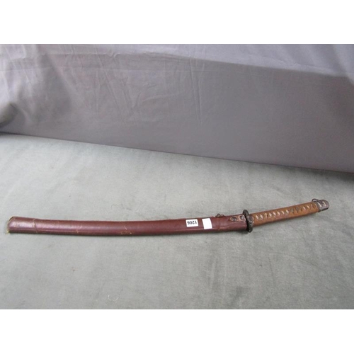 1206 - JAPANESE SWORD, 61CM BLADE, 86CM L OVERALL WITH A LEATHER SHEATH