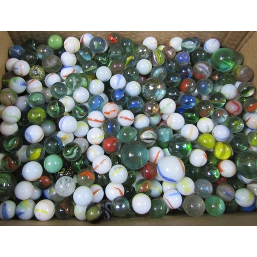 1250 - LARGE COLLECTION OF VINTAGE MARBLES