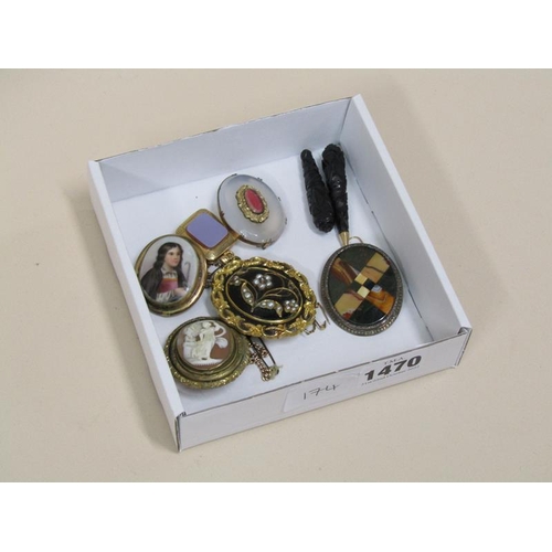 1470 - BOX OF BROOCHES AND YELLOW METAL PENDANT PLUS A SCOTTISH SILVER BROOCH ETC.