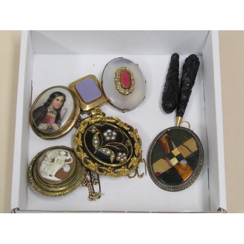 1470 - BOX OF BROOCHES AND YELLOW METAL PENDANT PLUS A SCOTTISH SILVER BROOCH ETC.