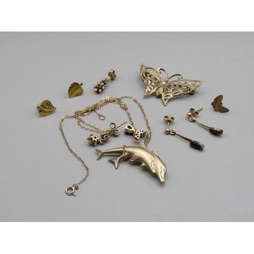 1488 - SMALL BOX OF MIXED 9ct AND OTHER GOLD AND METAL, TO INC. BUTTERFLY AND DOLPHIN BROOCH