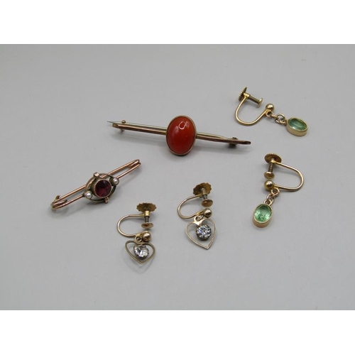 1491 - BOX CONTAINING TWO 9ct GOLD BROOCHES AND A QTY OF GOLD EARRINGS