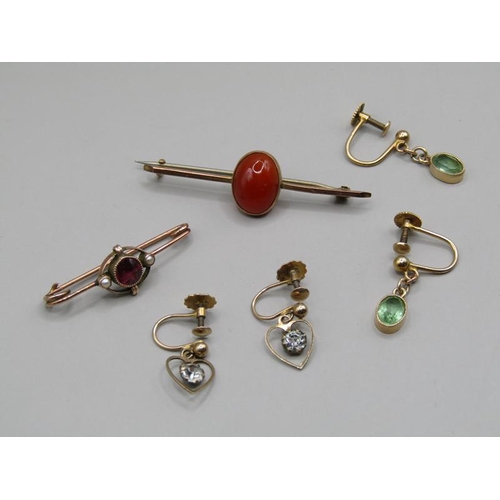 1491 - BOX CONTAINING TWO 9ct GOLD BROOCHES AND A QTY OF GOLD EARRINGS