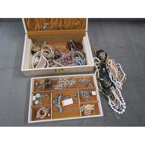 1722 - JEWELL BOX AND CONTENTS