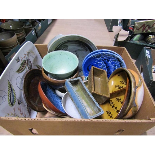 1821 - BOX OF MIXED STUDIO POTTERY TO INC. SLIP WARES AND DENBY - DENBY TRAY 34cms W