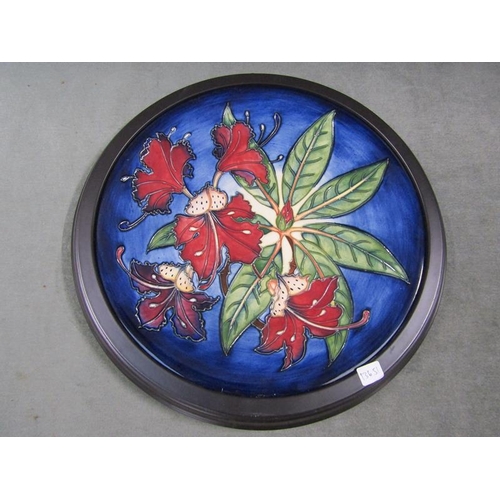 1834 - LARGE MOORCROFT CHARGER IN WOODEN FRAME 36cms DIA