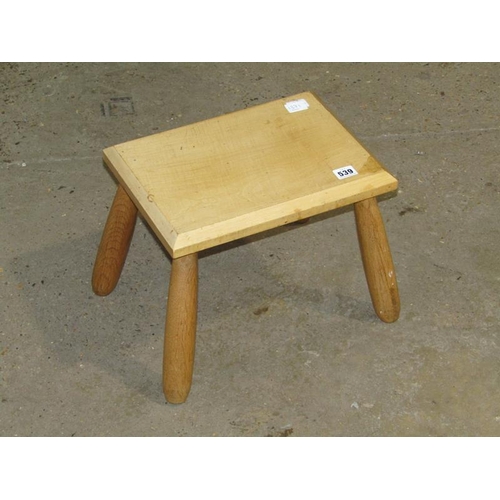 539 - OAK STOOL