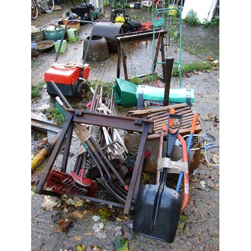 1061 - LARGE QTY OF GARDEN EQUIPMENT