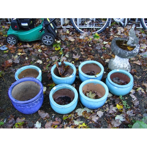 1068 - QTY OF GARDEN POTS; BIRD BATH