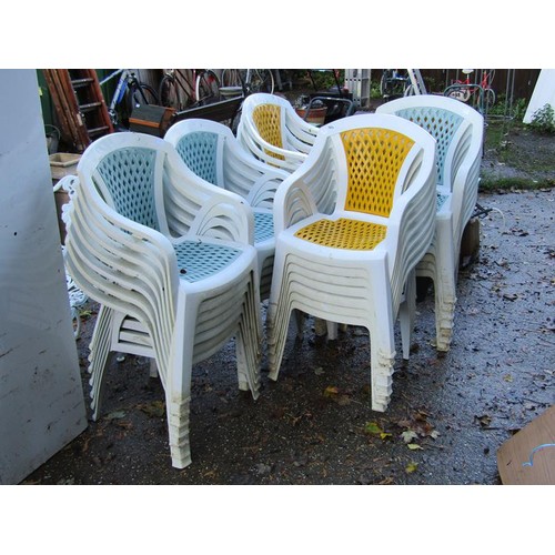 1071 - LARGE QTY OF PLASTIC STACKING CHAIRS