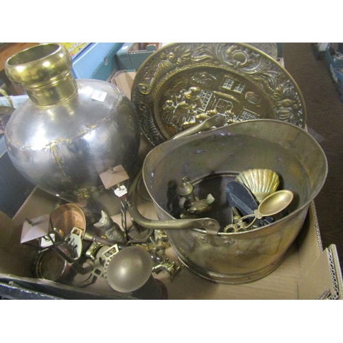 256 - BOX OF MIXED METALWARE TO INCL BRASS