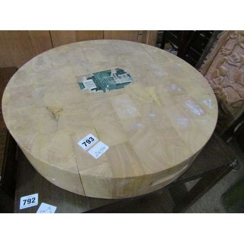 793 - LARGE ROUND CHOPPING BOARD