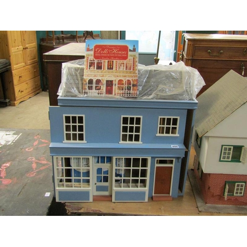 899 - VINTAGE DOLLS HOUSE