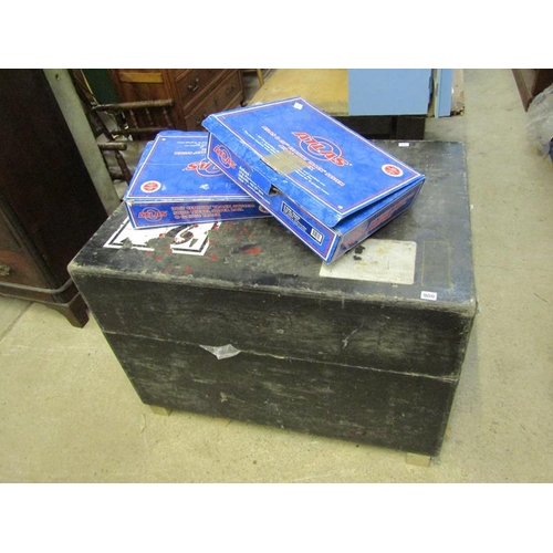 900 - LARGE TRUNK CONTAINING QTY OF SOLID NICKEL O GAUGE TRACK