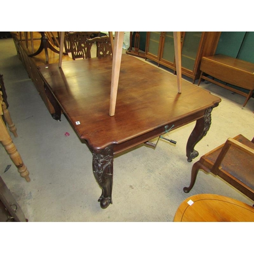 941 - VICTORIAN MAHOGANY DINING TABLE