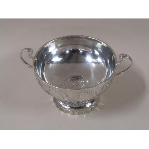 1756 - A Continental silver two handled bowl on stand with coin border decoration, heart terminals to the h... 