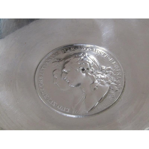 1756 - A Continental silver two handled bowl on stand with coin border decoration, heart terminals to the h... 