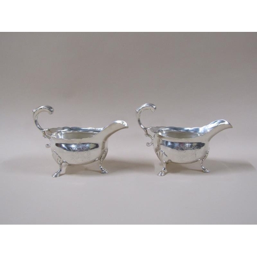 1764 - A pair of George II sauce boats, c.1745, 14.6ozt, each 16.5cm w.