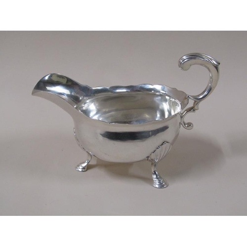 1764 - A pair of George II sauce boats, c.1745, 14.6ozt, each 16.5cm w.