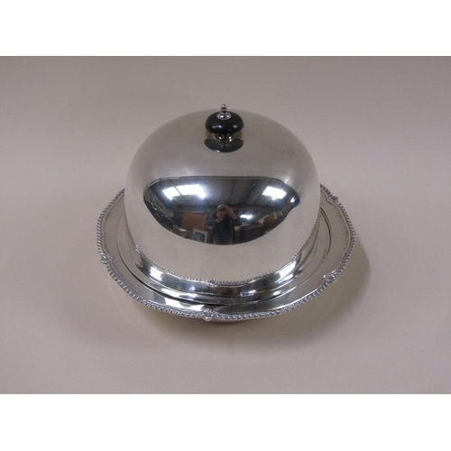 1768 - A silver muffin dish and cover, Sheffield 1936, 21ozt, 18.5cm h, 14cm w.