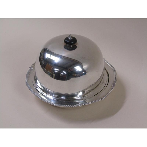 1768 - A silver muffin dish and cover, Sheffield 1936, 21ozt, 18.5cm h, 14cm w.