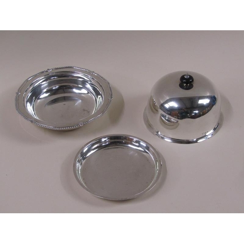 1768 - A silver muffin dish and cover, Sheffield 1936, 21ozt, 18.5cm h, 14cm w.