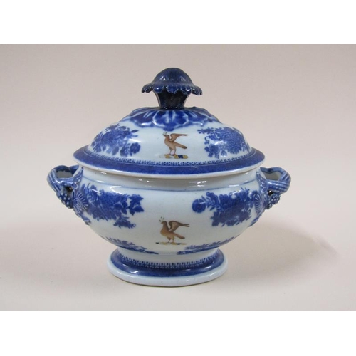 1979 - A 19c Oriental Armorial tureen and cover, 18cm h.