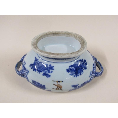 1979 - A 19c Oriental Armorial tureen and cover, 18cm h.