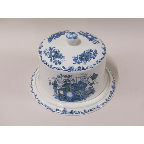 1982 - A Masons blue fruit basket stilton cheese dish and cover, base 31cm diam.