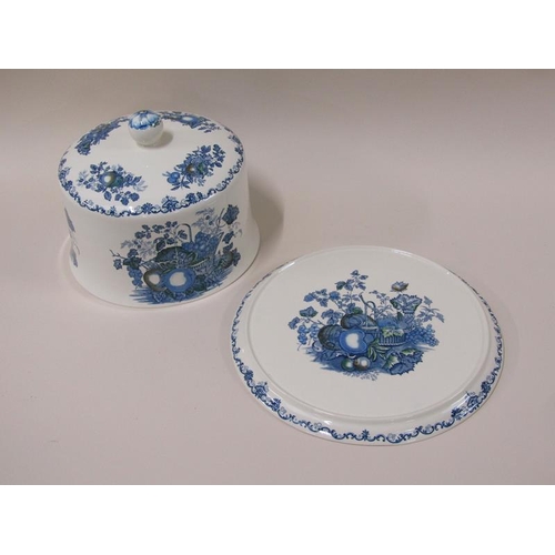 1982 - A Masons blue fruit basket stilton cheese dish and cover, base 31cm diam.