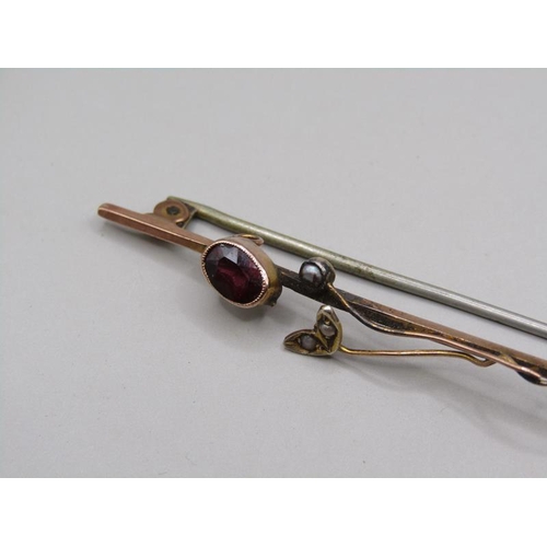 1522 - Gold ruby and seed pearl set bar brooch