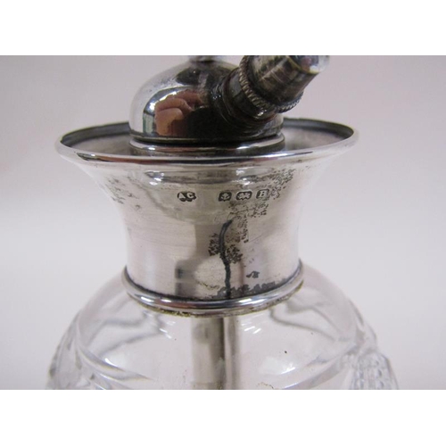 1561 - Clear glass scent atomiser with silver mount, 11cm h