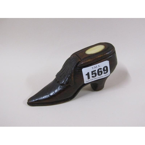 1569 - Late Georgian carved wood shoe snuff, 10cm w