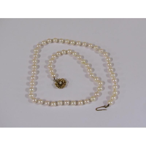 1639 - String of pearl beads with a gold diamond set pendant