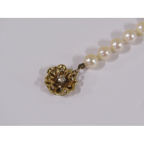 1639 - String of pearl beads with a gold diamond set pendant