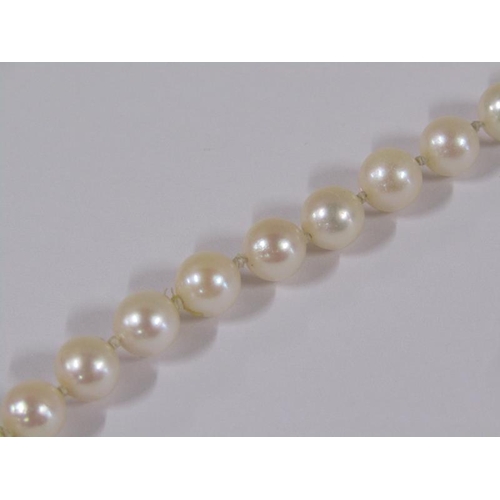 1639 - String of pearl beads with a gold diamond set pendant