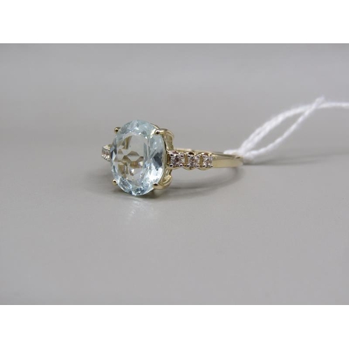 1657 - Gold aquamarine set ring, size P 1/2