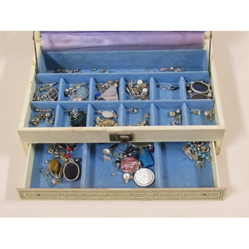 1722 - Jewel box and contents