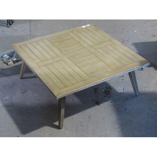 686 - METAL TABLE