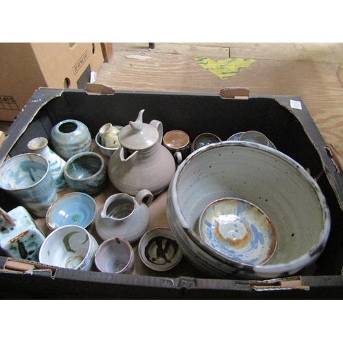 224 - BOX OF MIXED STUDIO POTTERY